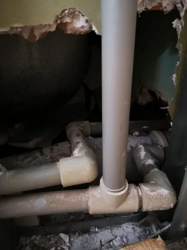 Cañería embutida dañada por caneria en Concón