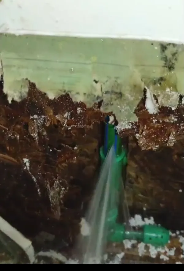 Fuga de agua por cañería rota por caneria en Concón