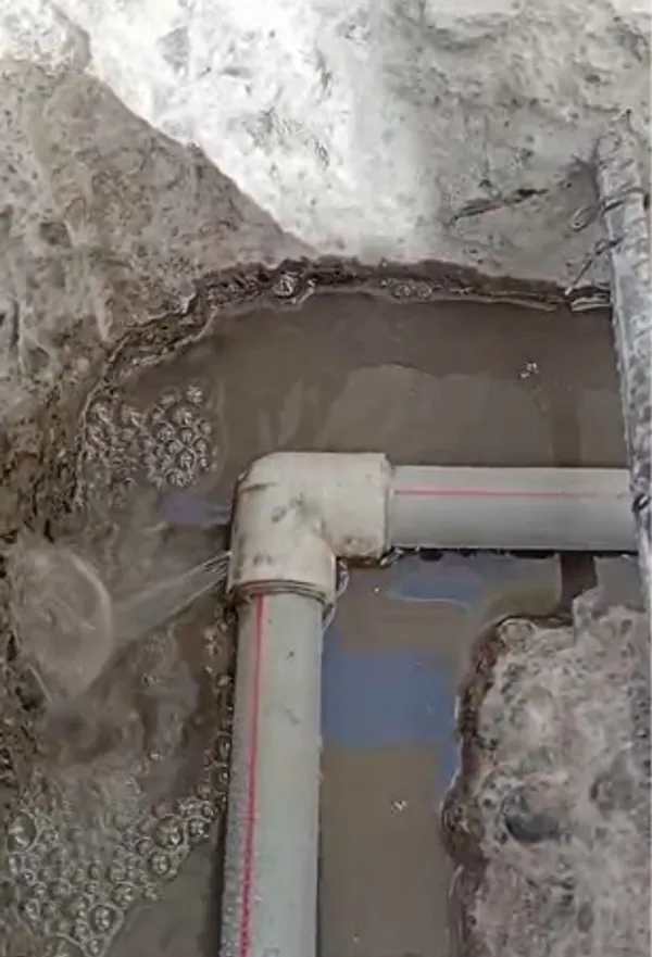 Cañería inundada de agua por caneria en Concón