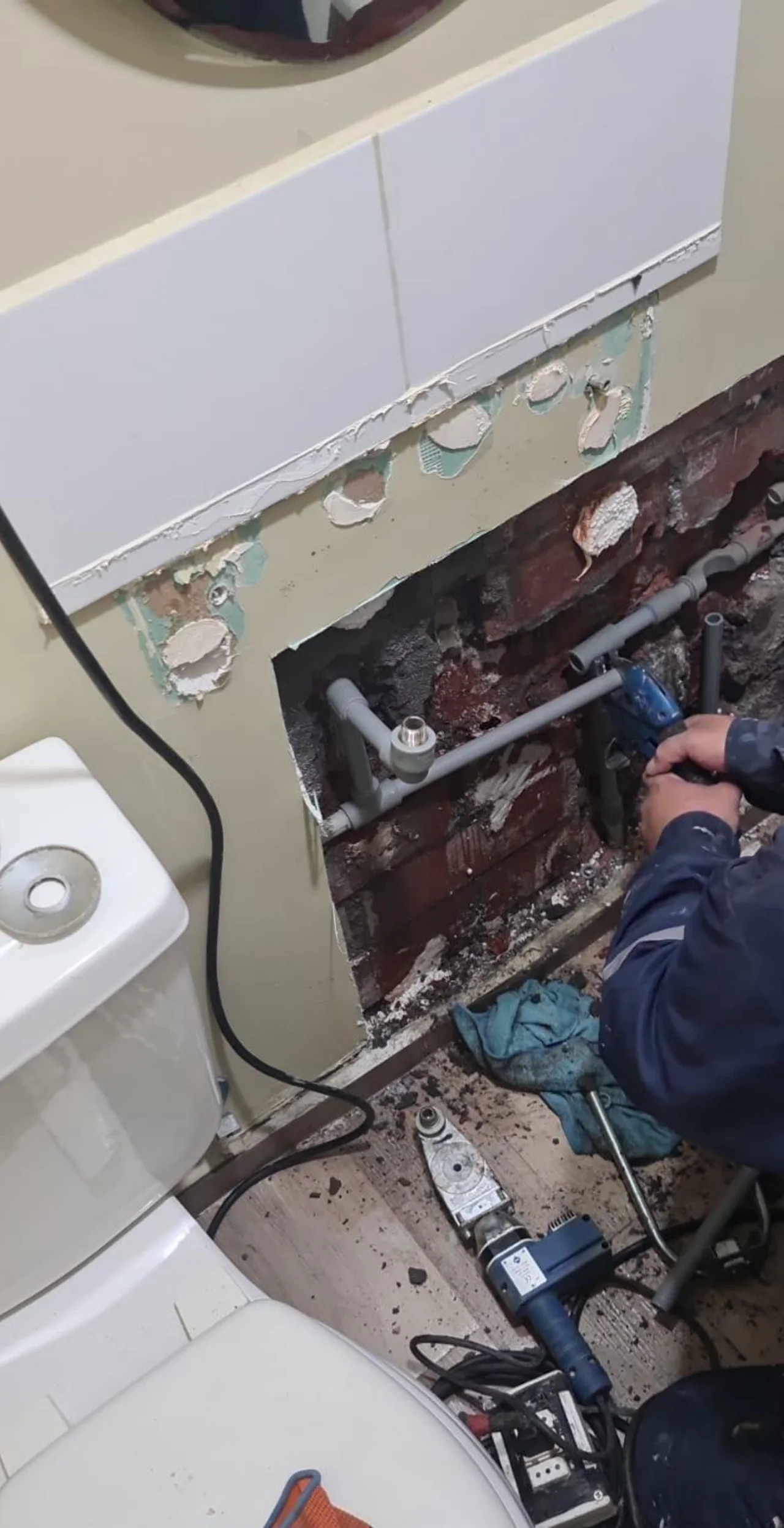 Equipo de PagoSiniestros inspeccionando daños por agua en una vivienda