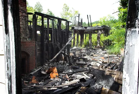 Estructura quemada y remoción de escombros por incendio en Quilpué