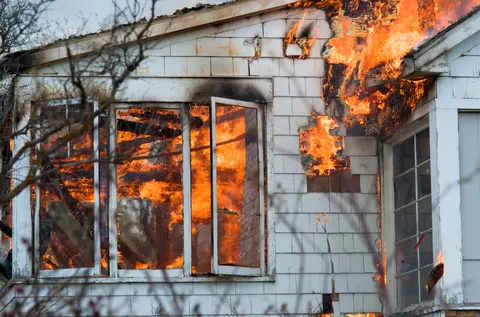 Daño estructural por fuego en muros y ventanas por incendio en Quilpué