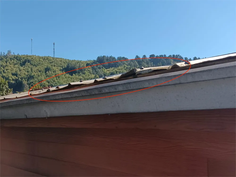 Plancha de cumbrera desplazada que deja pasar el agua por lluvia en Villa Alemana