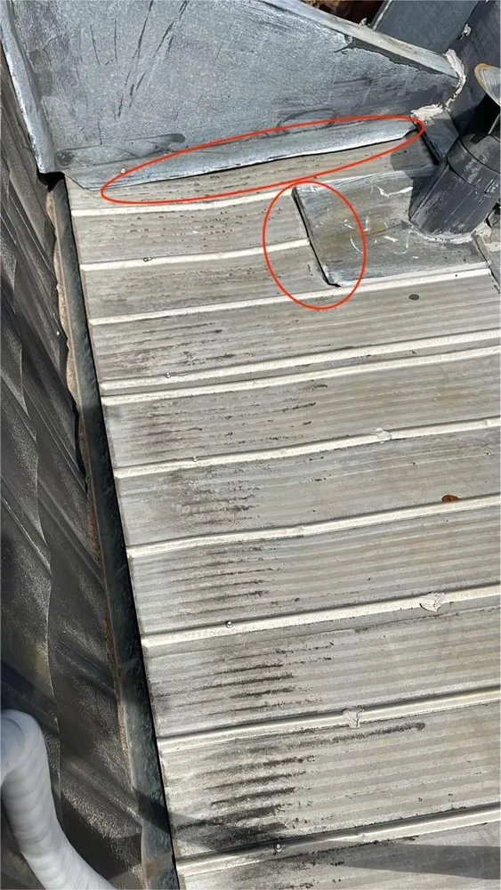 Hojalatería y sellos deficientes en los encuentros de techo por lluvia en Villa Alemana