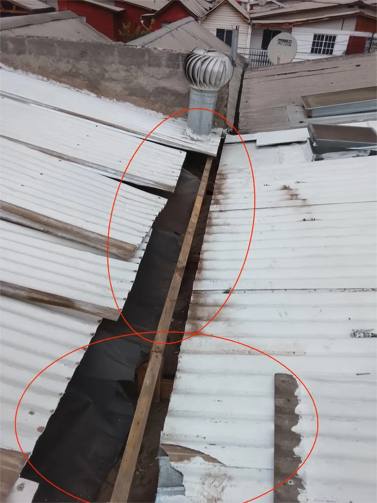 Desajuste de cubierta: planchas de zinc separadas que dejan pasar el agua por lluvia en Villa Alemana