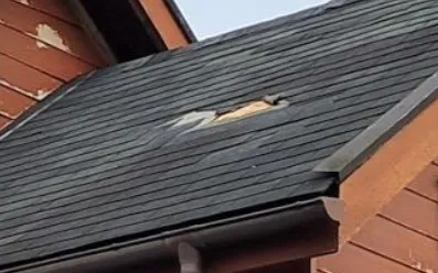Teja rota en la cubierta: punto de entrada de agua por lluvia en Villa Alemana